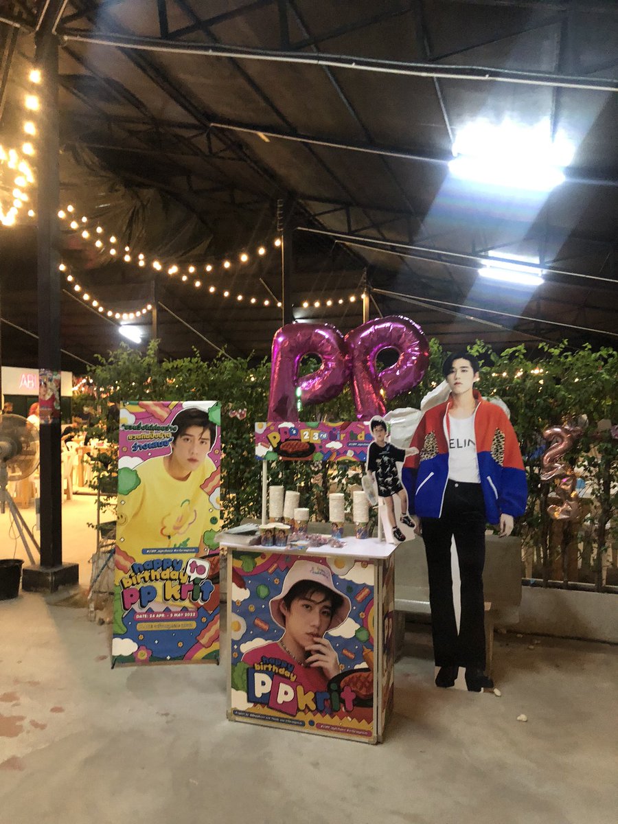 MeanNieTime's tweet image. บังคับทุกคนมากินหมูกระทะ เพราะใกล้ที่ทำงาน เจอโปรเจควันเกิดน้องพีพี และใช่ค่ะ ฉันเจอบิวกิ้น มาที่ร้าน แต่ไม่ได้กิน เพราะโต๊ะเต็ม ฮืออออ อ้วงอดกินเลย แต่อ้วงเห็นโปรเจคน้องพีพีด้วยนะ #HBDPP23rdProject