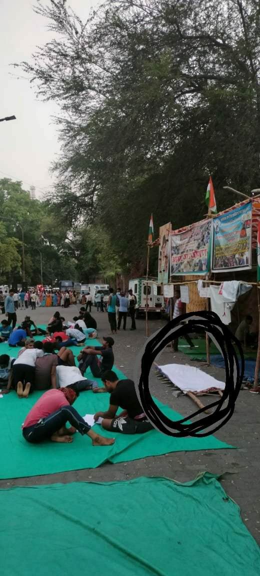 sonuyadav98773's tweet photo. मैं हैरान हूं आज पूरे 59 दिन हो चुके हैं कोई भी पास बात करने नही पहुंच  है लेकिन नाही कोई सामने आ रहाl
अनशन पर बैठे 59 दिन हो चुके हैं कितने बच्चे अभी अस्पताल में है लेकिन कोई देखने नहीं आया वाह रे सरकार
@AmitShah
@PIBHomeAffairs
@HMOIndia
#SSCGD2018
#Sscgd18Nagpurअनशन_Joining_Do https://t.co/0MBHrgrLRi