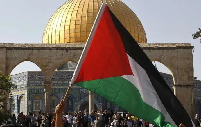 yazhras4's tweet photo. ای معجزه ی قیام قامت،ای قدس
خون نامه عشق واستقامت،ای قدس
در راه رهایی تو جان می بازیم 
ای قبله دین،سرد سلامت،ای قدس
#القدس_هی_المحور

#FreePalestine https://t.co/JbKzHjuHN2