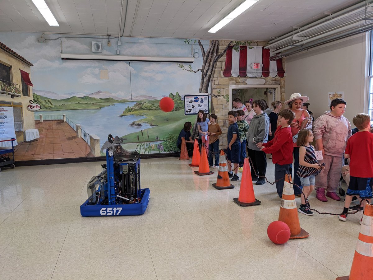 SDHS_Robotics's tweet image. Hermes & the crew had fun playing catch with students at Moreland Heights' STEM night. Thanks for the invite!