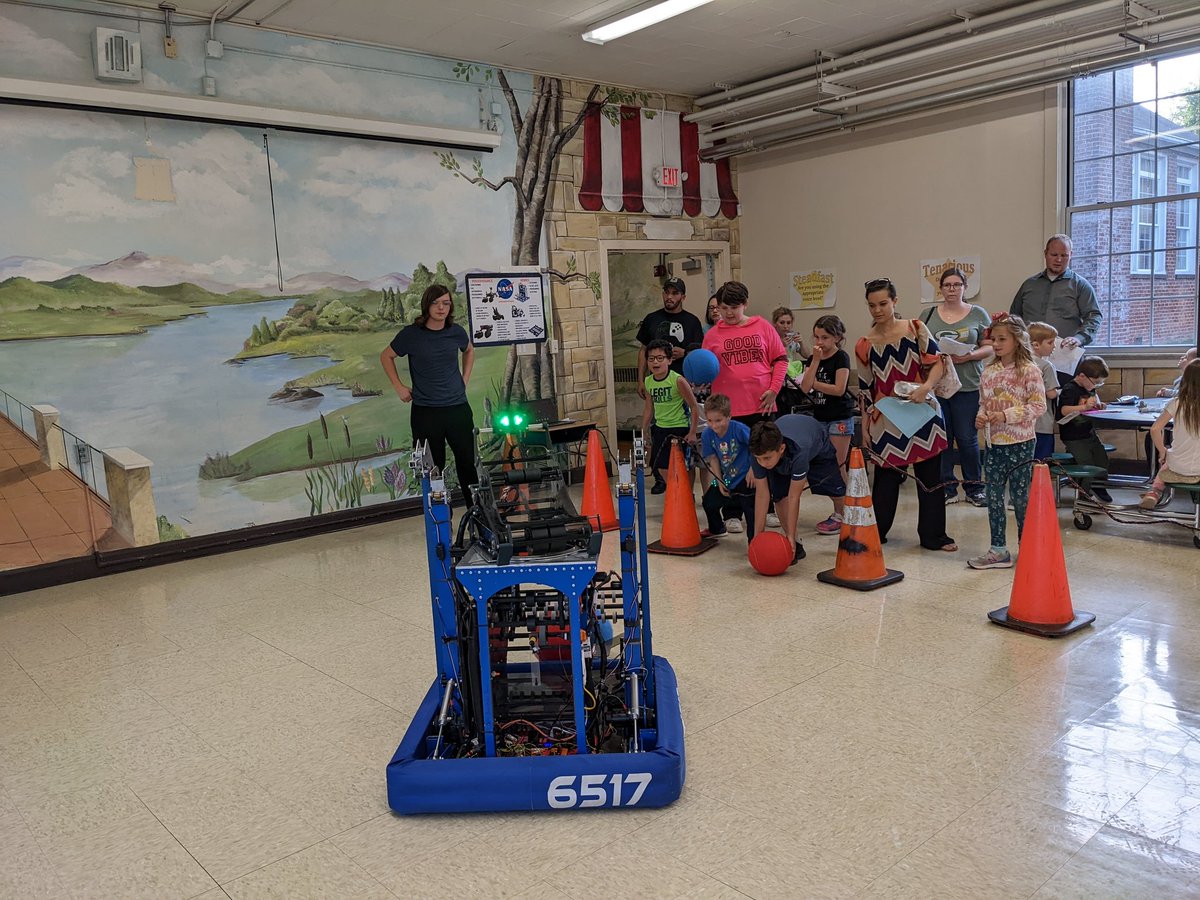 SDHS_Robotics's tweet image. Hermes & the crew had fun playing catch with students at Moreland Heights' STEM night. Thanks for the invite!