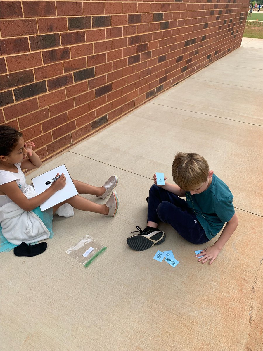 mshurinRTES's tweet photo. Practicing reading and writing snap words with our friends outside! 😎☀️ #NoPlaceIdOtterBe https://t.co/AwXOSPyDlH