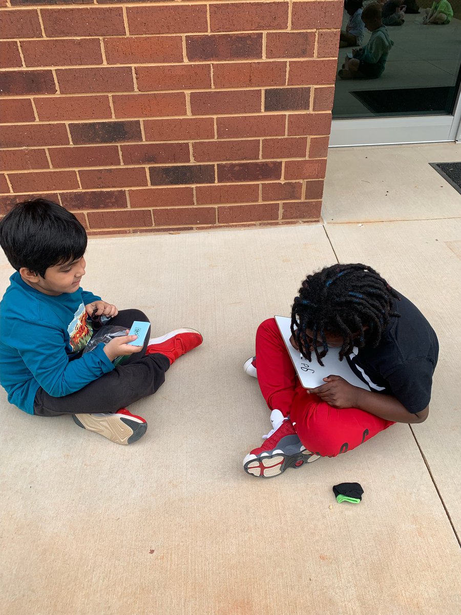 mshurinRTES's tweet photo. Practicing reading and writing snap words with our friends outside! 😎☀️ #NoPlaceIdOtterBe https://t.co/AwXOSPyDlH