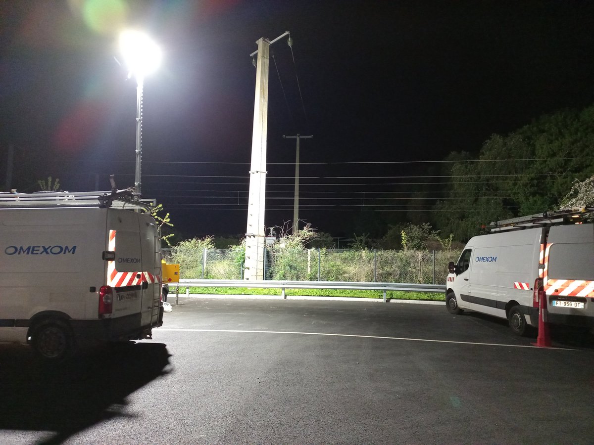 enedis_normand's tweet photo. 👏à nos équipes et à Omexom qui ont déposé la nuit 🌛 dernière une ancienne ligne en surplomb de la voie ferrée à @VilleMondeville. Cette ligne a été remplacée par un réseau souterrain. Une belle coordination de #servicepublic entre @SNCFReseau et @enedis dans le @CalvadosDep https://t.co/CMgCXc69DF