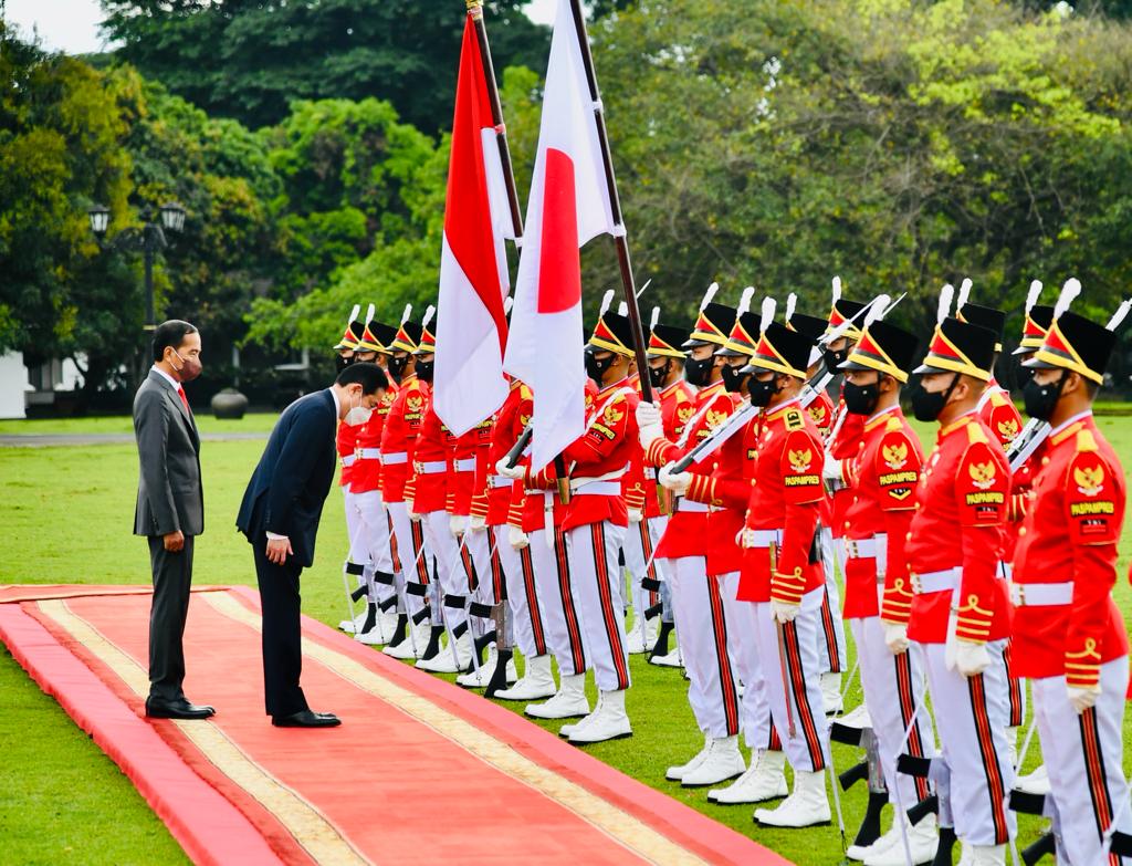 setkabgoid's tweet photo. Presiden @jokowi menerima kunjungan resmi PM Jepang Fumio Kishida di Istana Kepresidenan Bogor, Jawa Barat, Jumat (29/04/2022) sore. PM Jepang disambut dengan upacara penyambutan dan diperdengarkannya lagu kebangsaan kedua negara.

#PotretKabinet
© BPMI Setpres https://t.co/irW9ofXEri