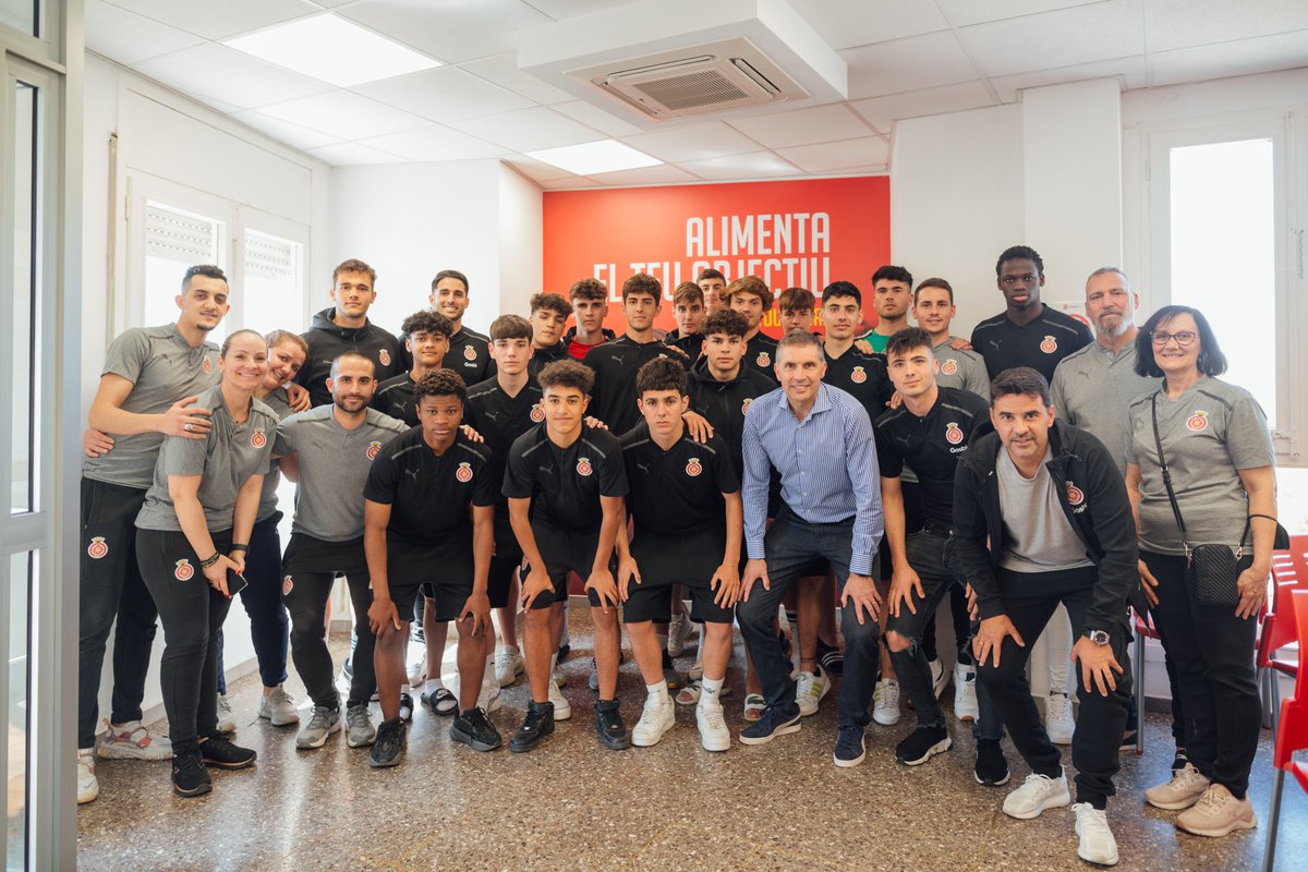 🤩 Una visita molt especial a l'acadèmia Les Hortes.
🙌 El futur blanc-i-vermell està assegurat.