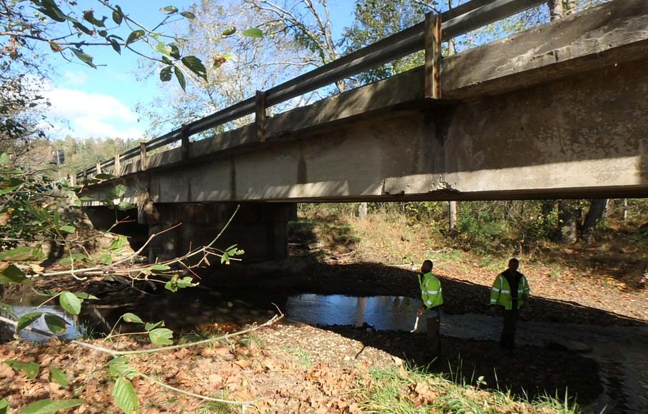 BridgingKY's tweet photo. Beautiful weather, beautiful bridge! Here’s a look back at one of our projects in Morgan County. 

Upgrades to this bridge included a new superstructure, deck and rails. https://t.co/6B4Lqb1BzR