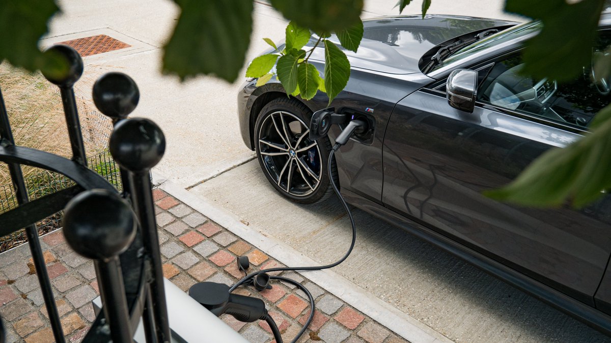 GreenBlueUrban's tweet photo. In the 37% of properties that have no off-road car parking provision in the UK, on-street charging points will be part of critical infrastructure.
The GreenBlue ArborCharge combines our #ArborSystem tree pit system with EV charging
Discover more: https://t.co/viEiuEXUaf https://t.co/gaSrt9m4KV