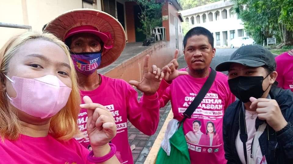 comin_atu's tweet photo. hindi tayo nautal sa pagsabi ng "maraming salamat po sa pagtindig" & "welcome to Manila po, ingat po kayo lagi" for today's videow #proudmomentz #SumilaoFarmersforLeniKiko
ps. Re-elect Kabataan Partylist mga accla!! https://t.co/Ct9H0nNWc1