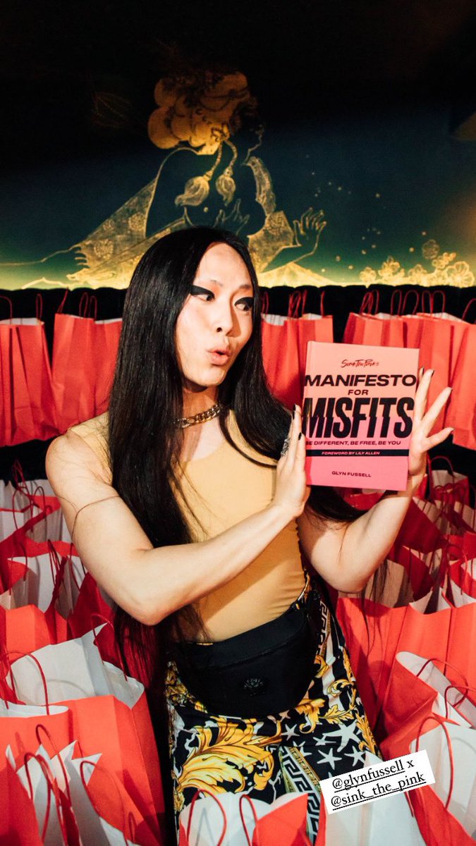 Not me rummaging through all the goodie bags…. Had a fab night celebrating the launch of Manifesto for Misfits, written by my @SinkThePinkLDN fairy godfather @GlynFussell 💕