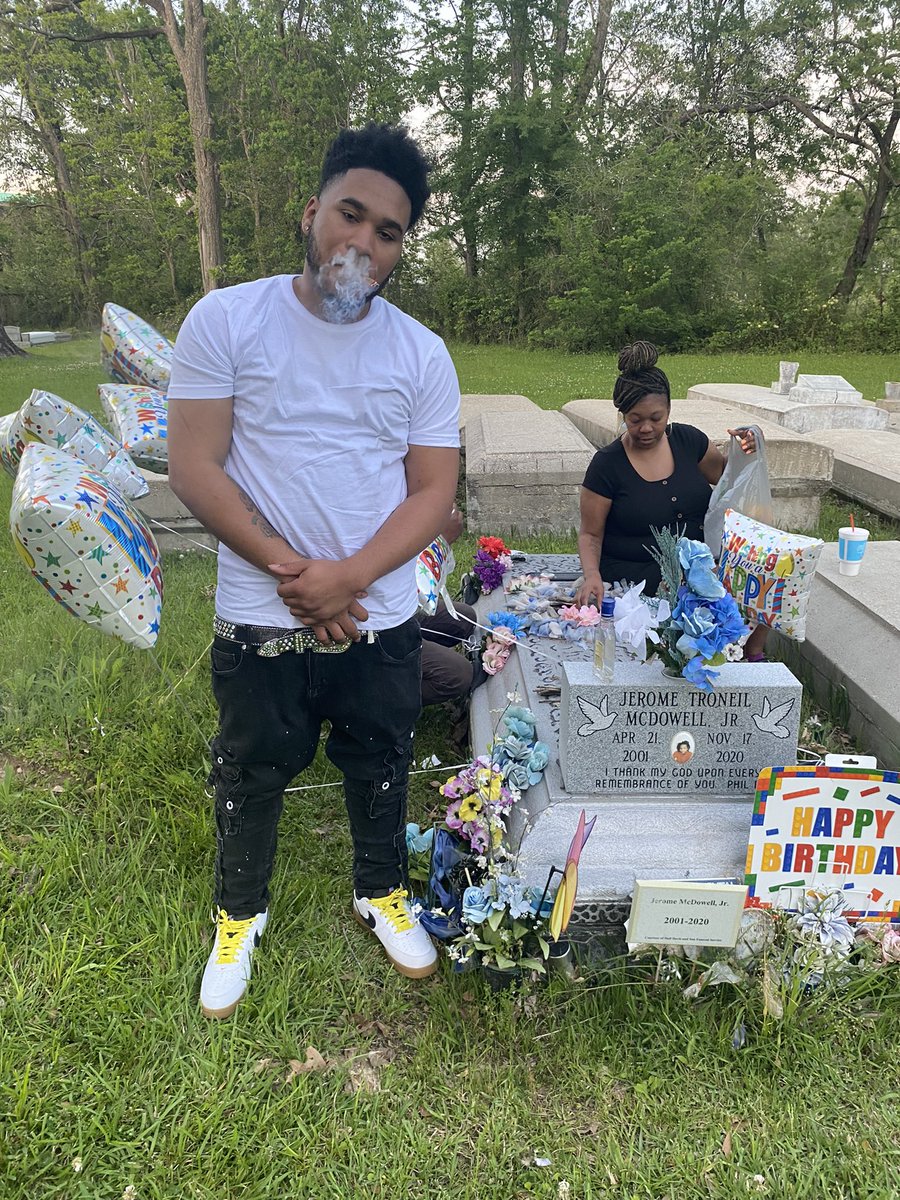 ELMorroRec's tweet image. Not a day go by ion think about my lil brudda #Longliveromebeezy🕊