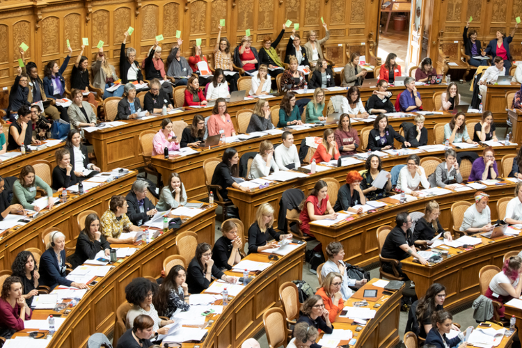 Die EKF freut sich! Ein weiterer Vorstoss der #frauensession2021 wurde heute überwiesen. Der Bundesrat wird beauftragt, Prekarität und Gleichstellung des akademischen Nachwuchses im Mittelbau der Schweizer Hochschulen anzugehen.
parlament.ch/press-releases…