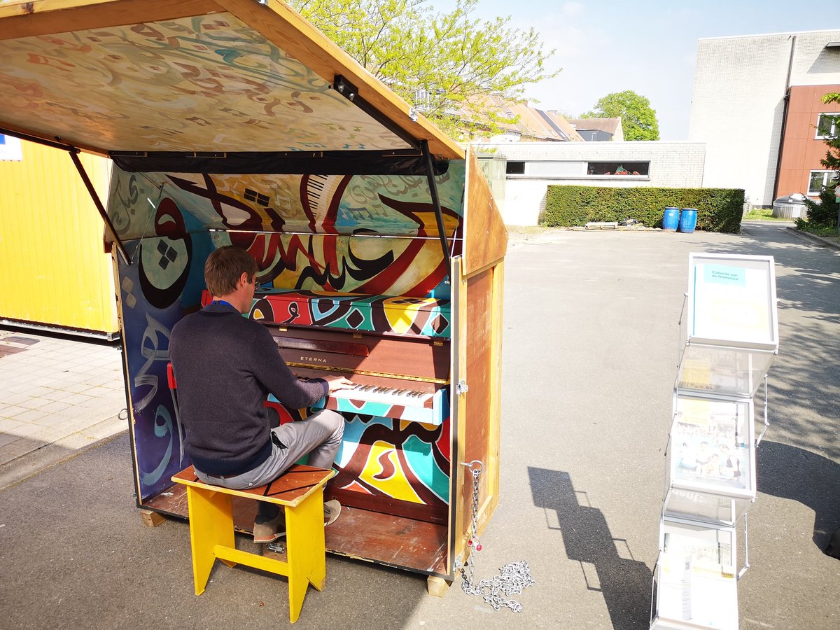 Hoog bezoek van de Open Data Bike Riders van #OpenBelgium22 aan de CoGent-box. Bedankt ook aan <a href="/brechtvdv/">Brecht Van de Vyvere</a> voor de fijne <a href="/123pianogent/">123-piano</a> deuntjes.