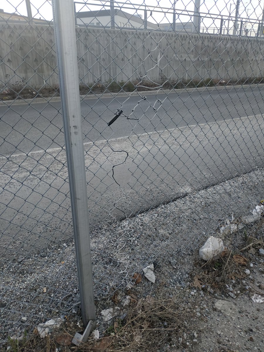 LundbackLars's tweet image. Hej @svtnyheter Upptäckte precis det här utanför mitt jobb. Bör jag vara orolig för att bli våldtagen, kastad i ett hål och stenad?