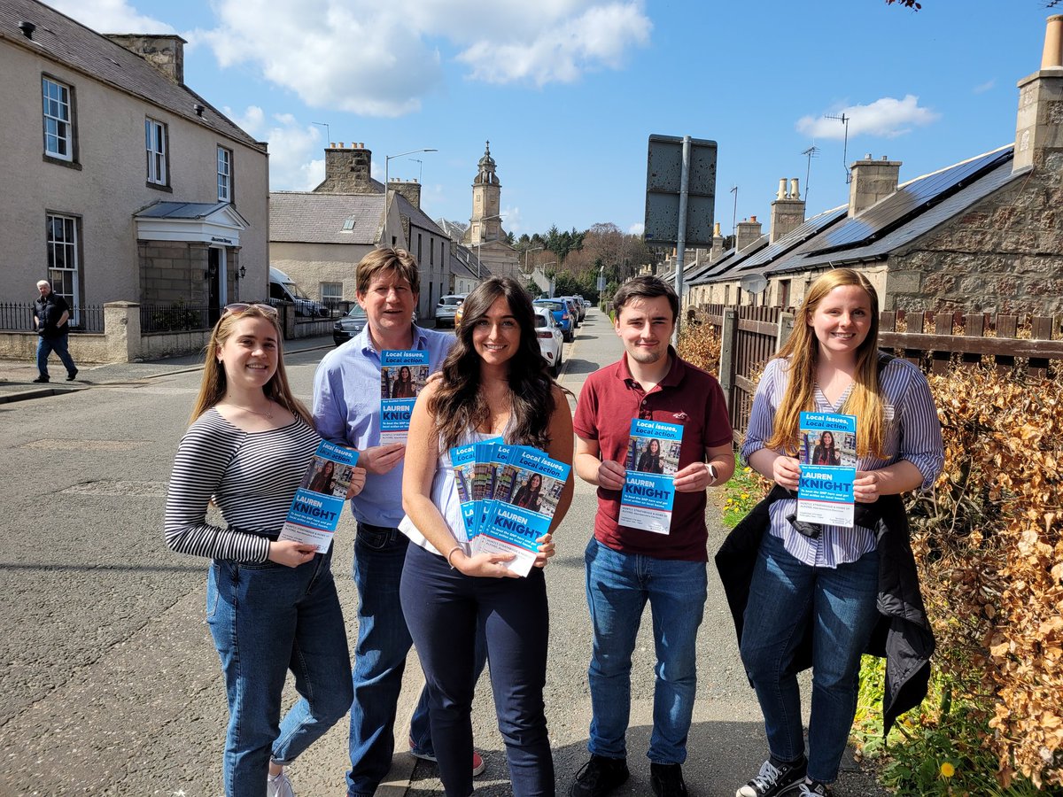 Great day out in #Huntly delivering my leaflet with this dream team 🌞🎉 #votelocalvoteconservative #Scotland #Conservative #candidate #stronglocalvoice #LaurenKnight1