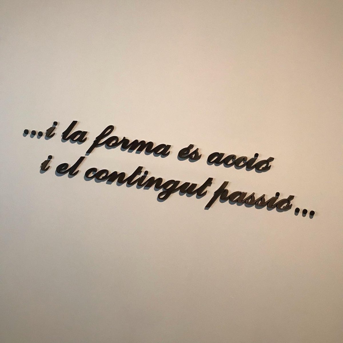 DimasFabregas's tweet photo. No us perdeu #EnTempsReal al @MACBA_Barcelona #artconceptual De franc amb el #carnetdocent!😉💪🏻 https://t.co/ilEXDxmnq4