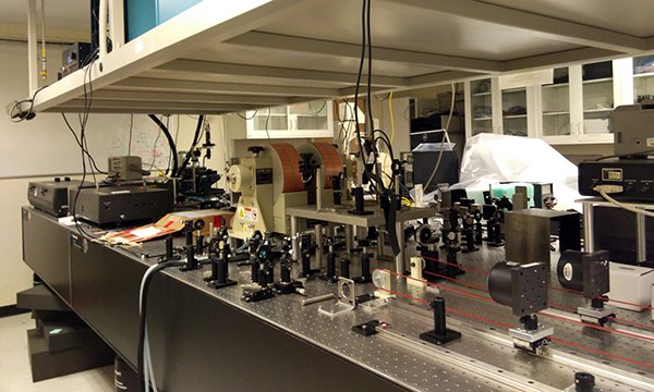 InnovationNAV's tweet photo. #LaboVendredi 

@UVicCAMTEC encourage la recherche interdisciplinaire et gère un imposant éventail de matériaux et d’installations qu’il partage avec des utilisateurs et utilisatrices internes et externes👉 https://t.co/mxV2iTq8uD https://t.co/trAEwxZv7f
