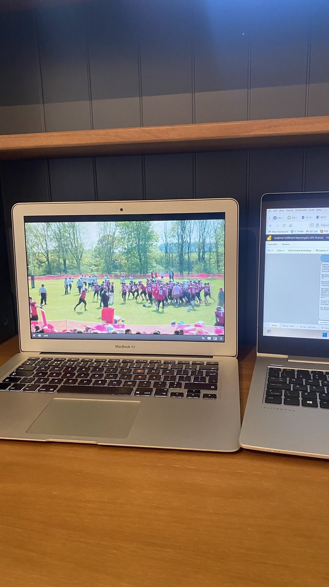 Some work from home setup 😍 <a href="/LUBombers/">Lancaster Bombers</a> win at #Roses2022! Well played boys! 👏🏽#RosesAreRed 🌹🏈