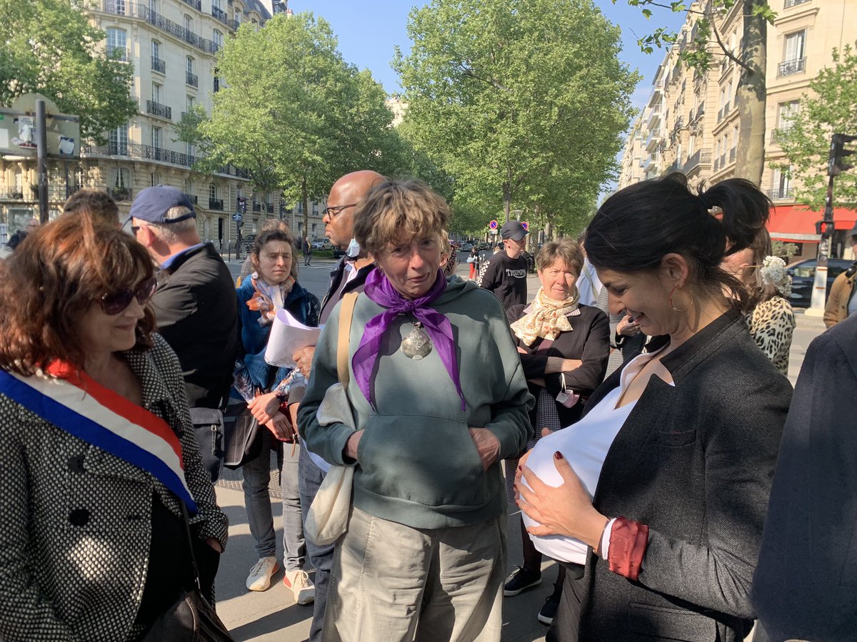 Au ministère de la Santé pour défendre notre maternité des Lilas! 

« Maternité hors marché, ARS, bouge tes fesses » : des personnes déterminées pour lutter pour une maternité à but non lucratif, soucieuse d’un accompagnement personnalisé et respectueuse de l’humain.