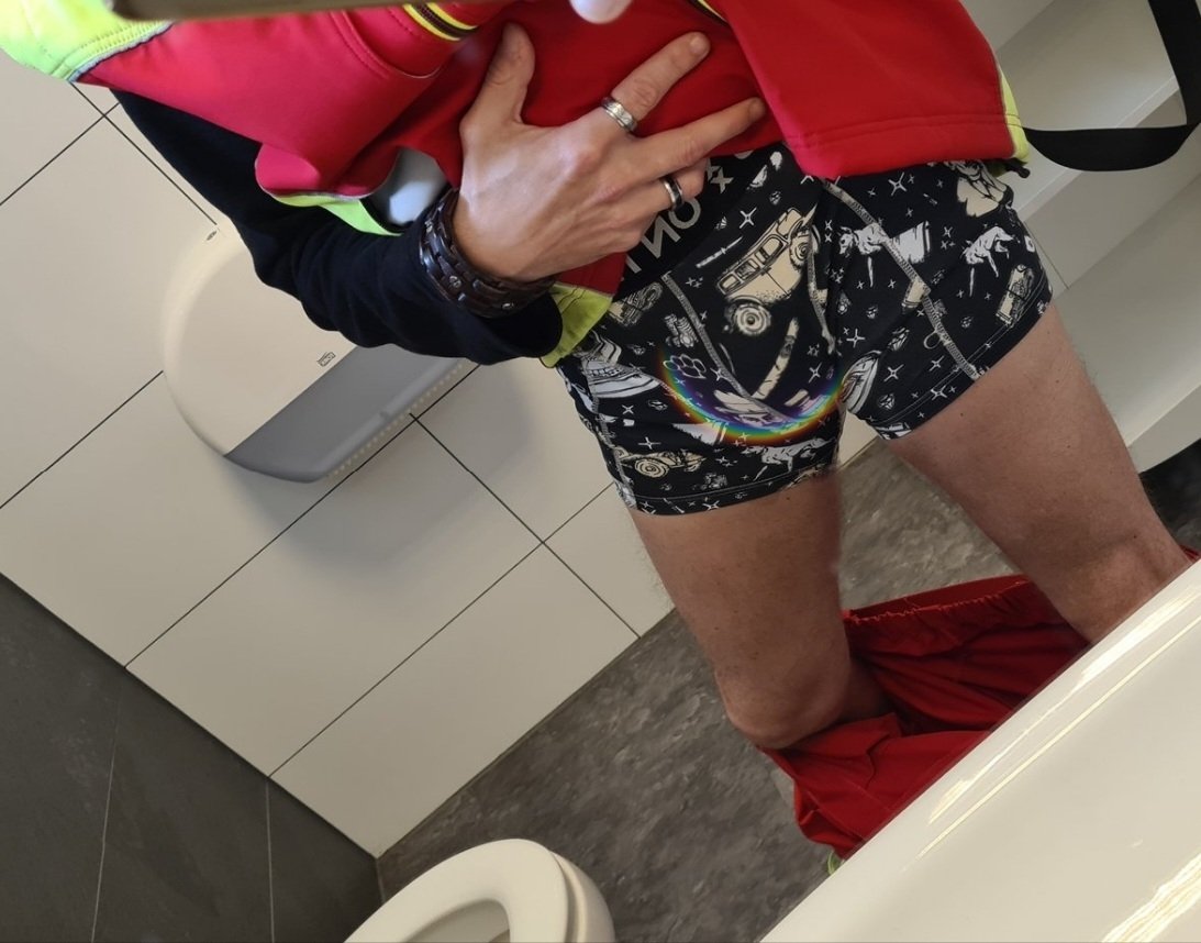 Matty_Raatzsch's tweet photo. Auf was kommt man für ideen wenn man auf einem grosem wc ist mit nem großem Spiegel????

Genau....

#toilettentweet mit #onthatass 

Kann man machen... Muss man aber nicht...

😂🤣😂🤣 https://t.co/JjxRfNbMCY