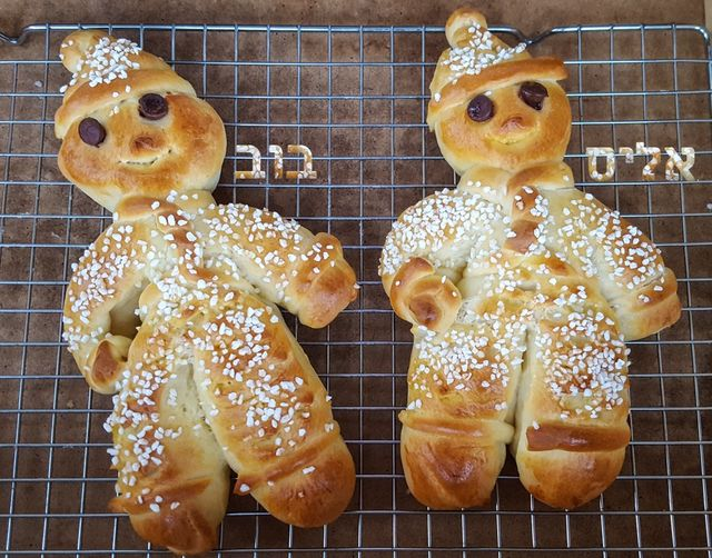 HezyLaplacian's tweet photo. שבת ראשונה אחרי הפסח מקבלים את המלכה אומר לבת אחותי שון הבת תכיני חלה מפתח ליכבוד השבת לברכה והצלחה אחרי שלוש חוזרת לי אם זה לא היבנתי אומרת לי חזי זה מפתח הצפנה ישר באתי לתת לה אחת אם הצד אם הצד האסימטרי אבל חזי וואלה לא מרביץ לבנות קודם כל מה נפלת עליי אם בדיחות אבא https://t.co/Ee0GTri6zF