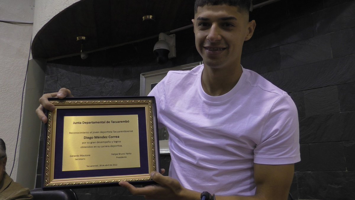 El presidente de la Junta Departamental de Tacuarembó, Felipe Bruno, en representación del órgano legislativo departamental, entregó una placa recordatoria al futbolista Diego Méndez Correa, campeón de la Copa Libertadores de América sub 20, edición 2022 con Peñarol de Montevideo