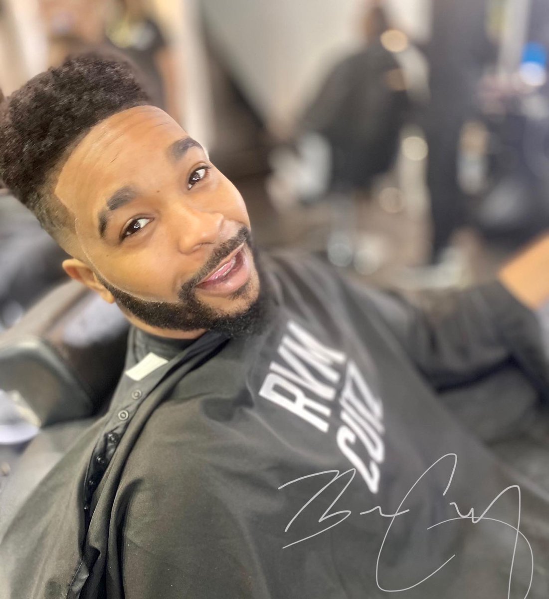 bashcutz's tweet photo. If you need a dope reliable #beverlyhillsbarber hit me up @bashcutsofficial on #instagram or visit @StyleSeat https://t.co/5rZh3y3yRn #hollywoodbarber #beverlyhillsbarber #bashcutz https://t.co/UntYteqAUy