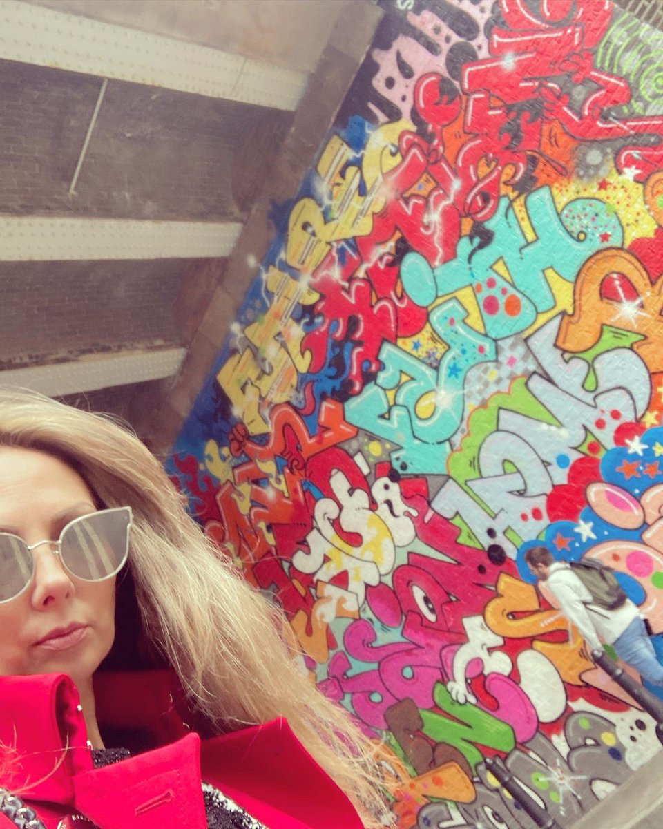 Nina_Taylor's tweet photo. Last shoot of the week!!! 📸 #shoreditch #streetart #photoshoot #whiterabbitstudios #handmodel #model #ninataylor #ninataylorbeauty #london https://t.co/8CNAQzlZa3