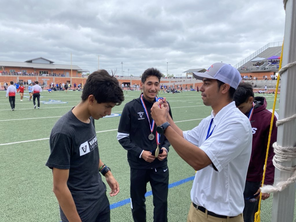 vandytrack's tweet photo. Kevin Sanchez repeats as Region IV 3200 Champion!  New school record!  New Region IV record!!! https://t.co/KXS2zCyZ08
