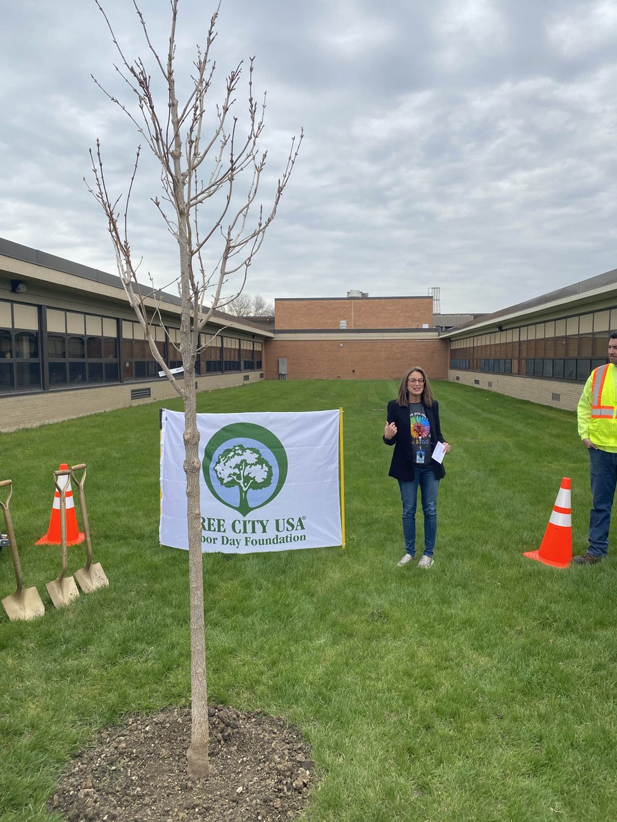 62schools's tweet photo. Meet Hazel, the 2022 tree planted in honor of Arbor Day here at Forest Elementary School Thank you to the @desplainescity for your generous partnership. We look forward to watching Hazel grow. #62learns #62workingtogether #62FO #arborday https://t.co/wBAqfSUZn0