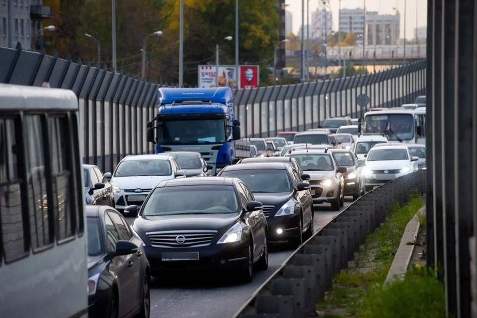 Движение на автомобиле в санкт петербурге. Пробки в Мурино. Мурино Санкт-Петербург пробки. Девяткино пробки. Движение машин в России.