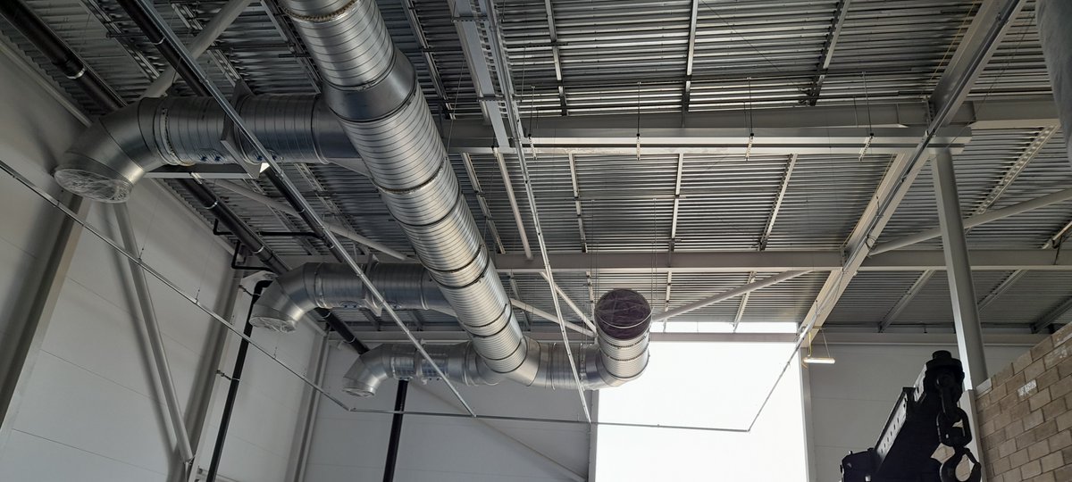 tna_electrical's tweet photo. Bottling plan for Lidl is progressing really well. First fix containment and duct work well underway 💪
#mechanicalandelectrical #bottlingplant #lidl #derby #mep #tna #progress #lighting #heating #datanetworks #ducting #buildingsite #westmidlandsbusiness #firstfix https://t.co/fKt0CBf8K9