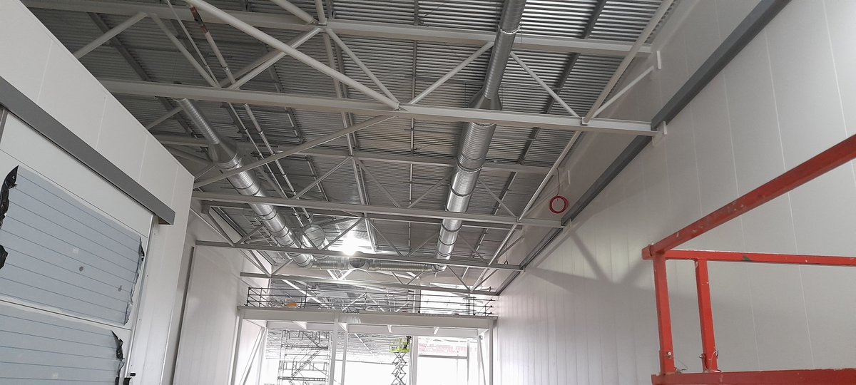 tna_electrical's tweet photo. Bottling plan for Lidl is progressing really well. First fix containment and duct work well underway 💪
#mechanicalandelectrical #bottlingplant #lidl #derby #mep #tna #progress #lighting #heating #datanetworks #ducting #buildingsite #westmidlandsbusiness #firstfix https://t.co/fKt0CBf8K9