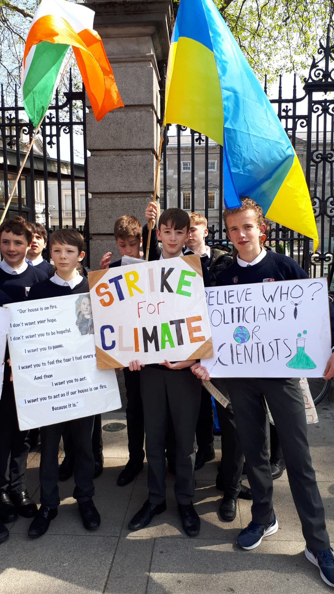 Janemellett's tweet photo. Well done all at #FridaysForFuture #Dublin Week 177 @GretaThunberg Keeping the flag flying. https://t.co/QiqKUFEJWe