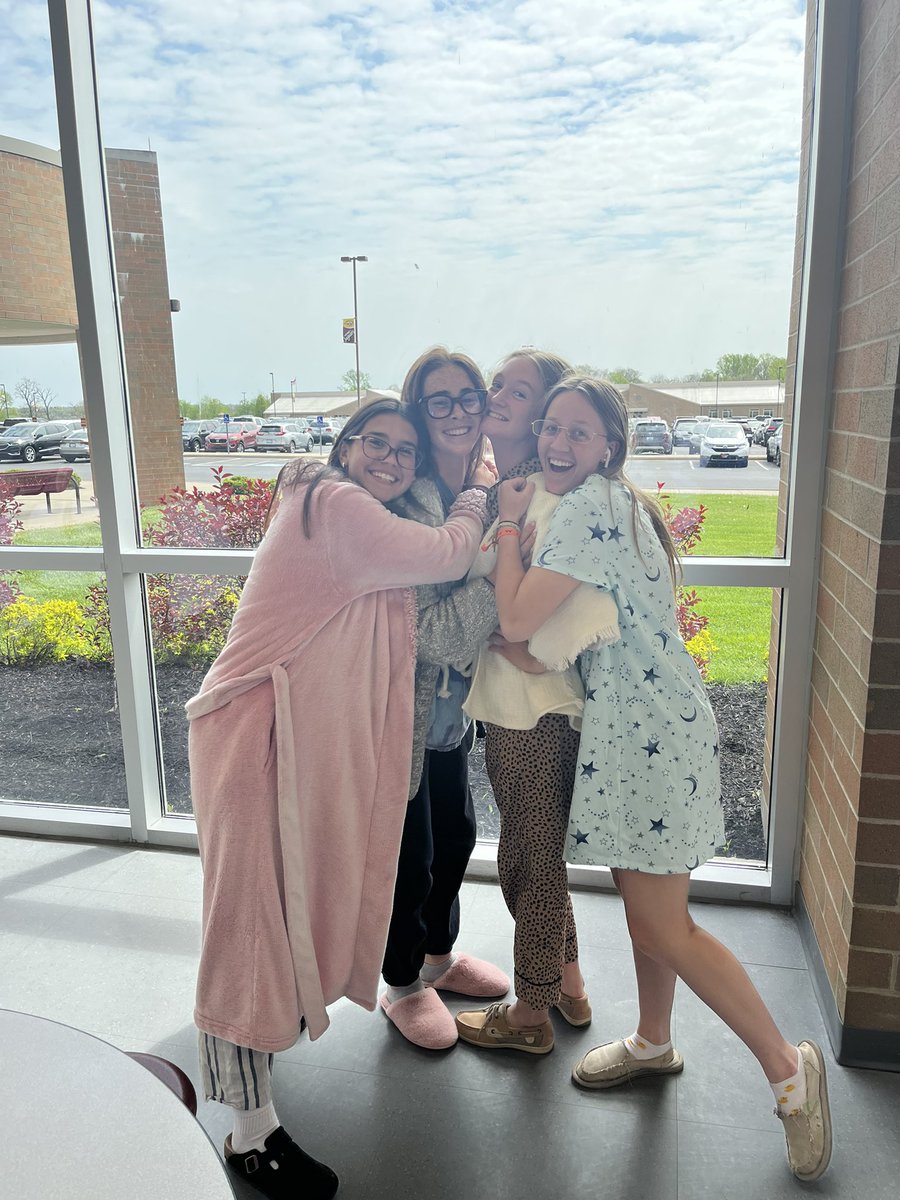 SLCaskme's tweet photo. These seniors truly do look like SENIORS!👵🏼👵🏼 https://t.co/4g1ToP0jJF