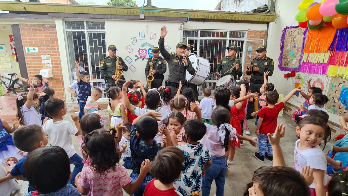 OrquestaIbague's tweet photo. realizamos jornada de actividades ludicas en el hogar  infantil los Pitufos, llevando música y alegría en conmemoración del día del niño, por medio de estás actividades entregamos recomendaciones para la prevención de los delitos que pueden ser afectados nuestros niños. https://t.co/Bw9mZSGzU7
