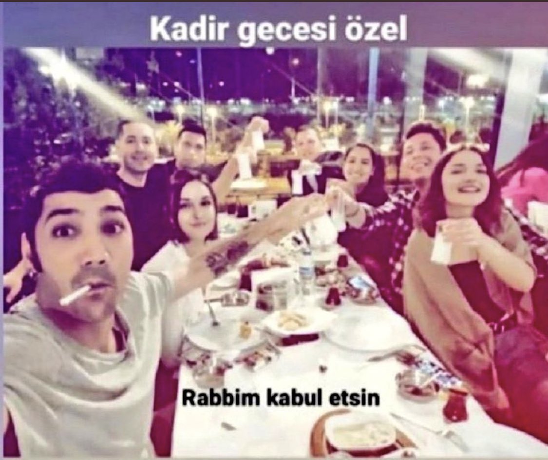 askislam571's tweet photo. Üzerinde şort var diye, saygısından camiye etek ile giren turist'e bakın bir de, manevi değerleri meze konusu yapan şahsiyetlere bakın!! 
Bir de bu rezilliğe özgürlük derler, hristiyan bir ülkede o din ile dalga geçin bakalım ne yapıyorlar sizin gibilere!!
#Pegasus
 #WhatsApp https://t.co/TKyKC3eCgg