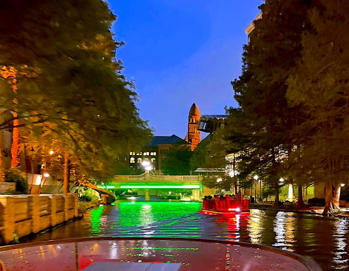 The beauty of San Antonio, reflected on the river. 🌃 

Complete your tour of the city with a Narrated Cruise aboard Go Rio!