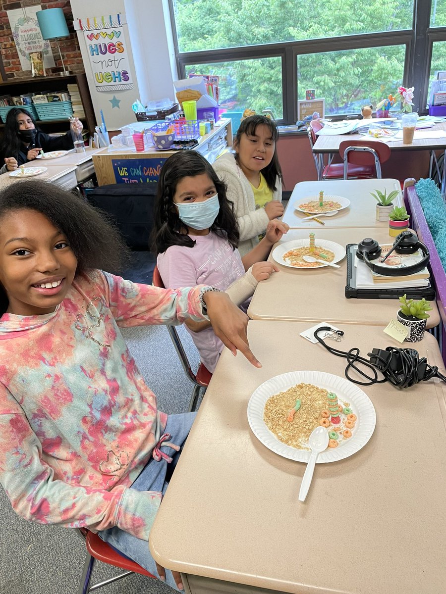 ReidsReaders's tweet photo. We made breakfast deserts that experienced a miracle of snow! Fruit loop cacti and a gummy worm snake added to the habitats. #EFNEP #WhosGotItBetterThanWES https://t.co/Kz7rG7T0fv