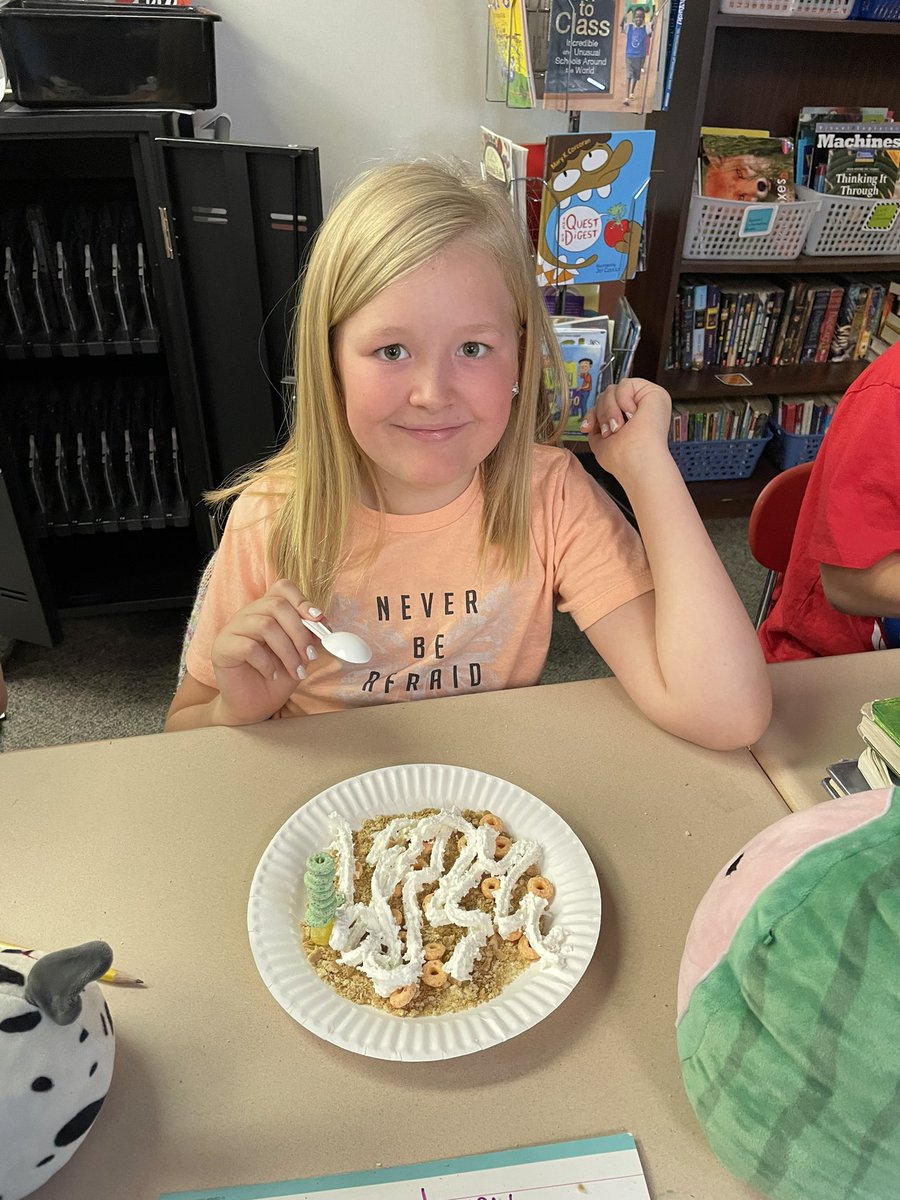 ReidsReaders's tweet photo. We made breakfast deserts that experienced a miracle of snow! Fruit loop cacti and a gummy worm snake added to the habitats. #EFNEP #WhosGotItBetterThanWES https://t.co/Kz7rG7T0fv