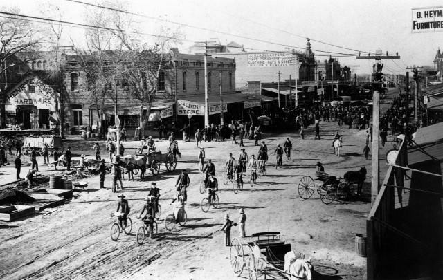 apsFYI's tweet image. Happy 136th birthday, APS! Back in 1886, our founder was granted the area’s first electric and gas service franchise by the Phoenix City Council. Arizona is our home and we are so proud to serve this beautiful state. 

(Pictured: Downtown Phoenix in the 1890s)