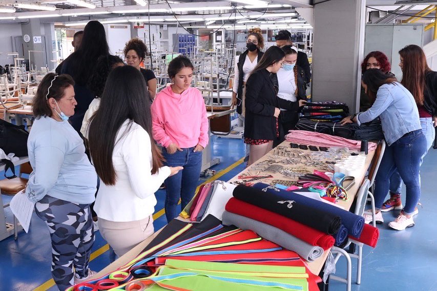 sena_risaralda's tweet photo. El Reality de DISEÑADORES EJE MODA 2022 convoca a creativos del eje cafetero y norte del Valle para competir durante 24 horas en la confección de una propuesta indumentaria. El SENA Risaralda propicia sus instalaciones, durante los días 28 y 29 de abril, #EjeModa #SomosSENA https://t.co/FvqqjHGfoY