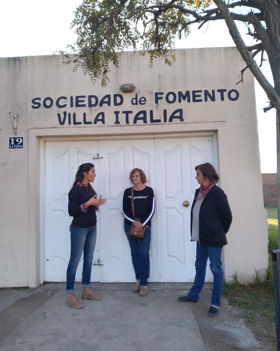 TodosxB's tweet photo. Esta semana nos reunimos con Beatriz y Silvia, vecinas del barrio Villa Italia, nos informaron la falta de luces en la plaza del barrio, entre otros temas. Acompañamos el reclamo y hoy fueron colocadas las luces. Agradecemos a las autoridades por recibirnos y escucharnos.✅ https://t.co/rDYnFAQ24f