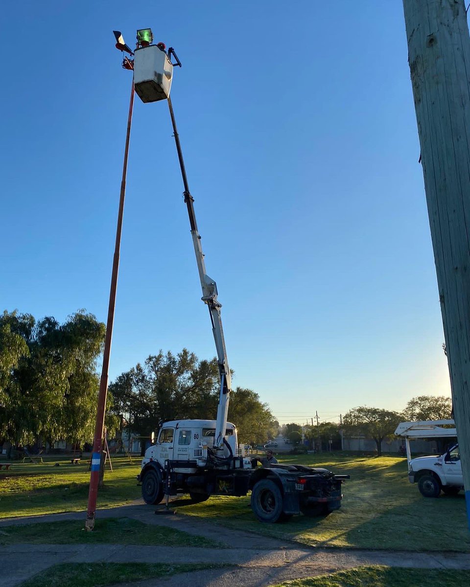 Esta semana nos reunimos con Beatriz y Silvia, vecinas del barrio Villa Italia, nos informaron la falta de luces en la plaza del barrio, entre otros temas. Acompañamos el reclamo y hoy fueron colocadas las luces. Agradecemos a las autoridades por recibirnos y escucharnos.✅