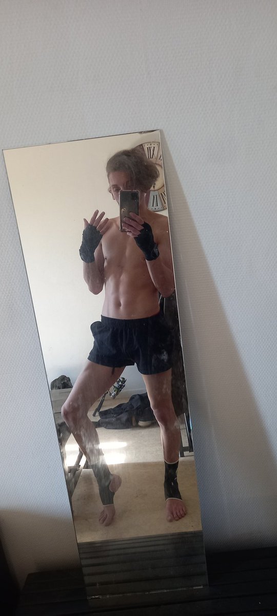 UsablePrincess's tweet image. I got new handwraps , who wanna help me test them ? ☺️

(Im asking if i can punch you in the nose)