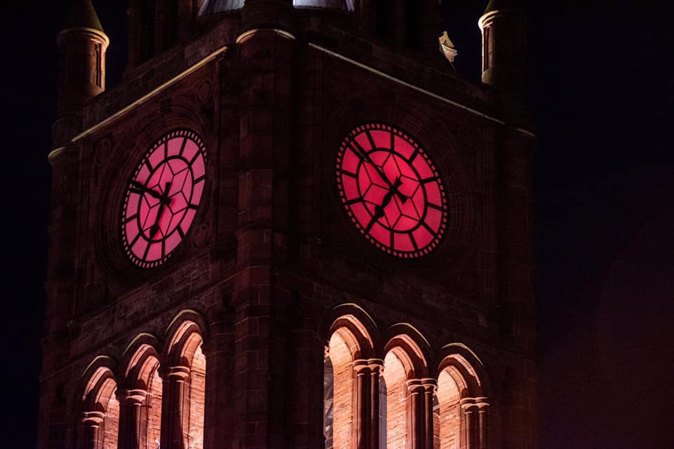 dcsdcouncil's tweet photo. The Guildhall clock is illuminated in red all this weekend to mark Workers' Rights and Social Justice Week  

Click here for more info: https://t.co/VbLtS8zx82 

#WRSJW2022 #WorkersRights #GuildhallDerry #HeartOfTheCity https://t.co/RAgYUAygzN