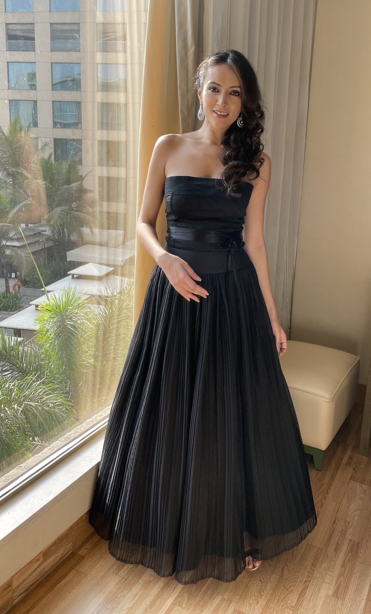 Dipannitasharma's tweet photo. A beautiful day, in the company of some most amazing people … #newwork #soonly
Styled by : @JignasaP
Long pleated black skirt : #chhayagandhidesignstudio
HMU : #sabanandpaira
#AmazonPrimeVideo #abundantiaentertainment https://t.co/6TrxxUOWYi