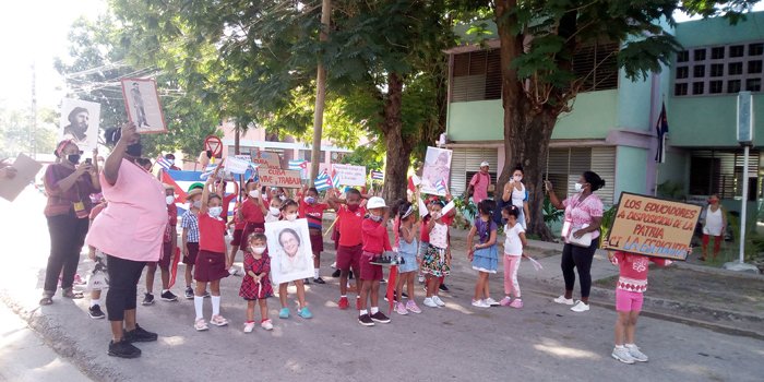 ciespiguita's tweet photo. Los niños de la  Primera Infancia de Santiago de Cuba desfilando por el Primero de Mayo.
@RaulSamon @FundichelyRosa @dmesantiago2019 @ManceboCarmen1 @CubaMined @niurdisreyes #CubaVive #LaPrimeraInfanciaSíImporta https://t.co/jrhDh7Pk33