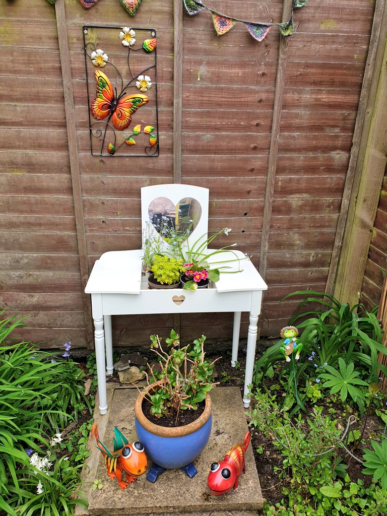 EmmaJanesLife's tweet photo. Sometimes ppl say to me 'what are you going to do with that?' or 'where are you going to put that?'
The answer is Somewhere 😄
The Somewhere is my #garden of course. Where all free stuff that people are throwing away ends up 😄🥰
#Reuse #WasteNotWantNot #OneMansJunk https://t.co/FDZcyTo105