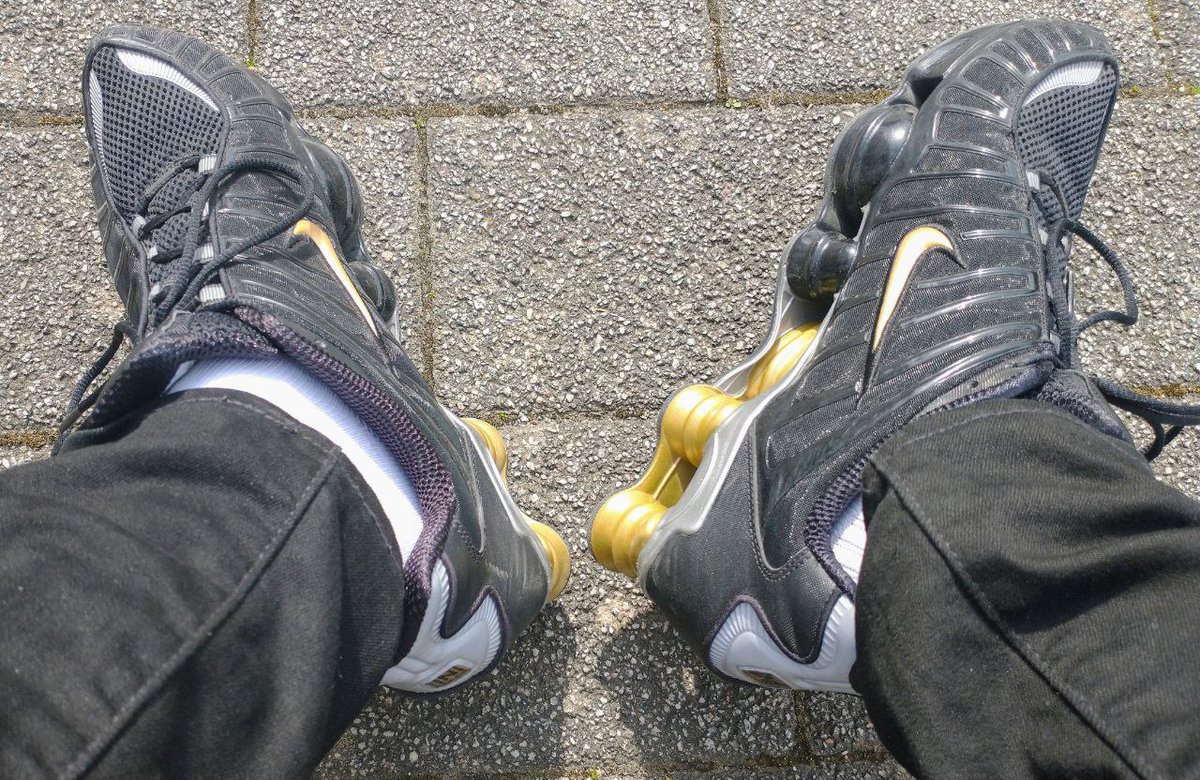 SkaterFozze's tweet photo. Yeah #tgif 🤘🍹
Wearing my #nikeshox #neymar edition today 😉
@AIphaCashMaster thinks they need a tongue to become clean and shiny again 🤔🤪
What do you think guys? 😋
#skaterfozze #nike #gaynike #gaysneakers #woyf #sneakers #proll #scally #kiffeur #sneakersfetish https://t.co/vi9ahH0P5C